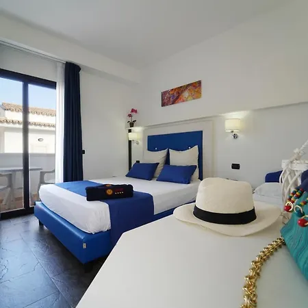 מלון Villaggio Spiagge Rosse 4*