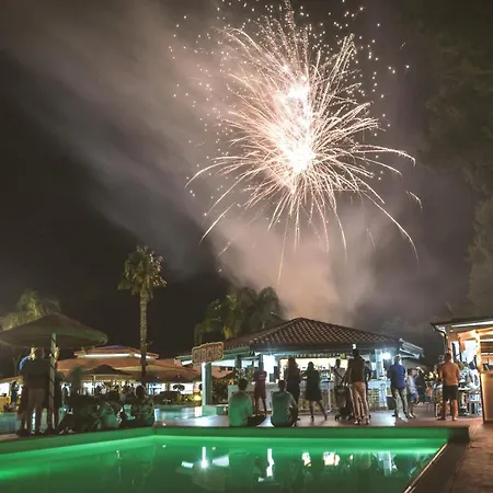 Villaggio Spiagge Rosse מלון קאפו ריצוטו